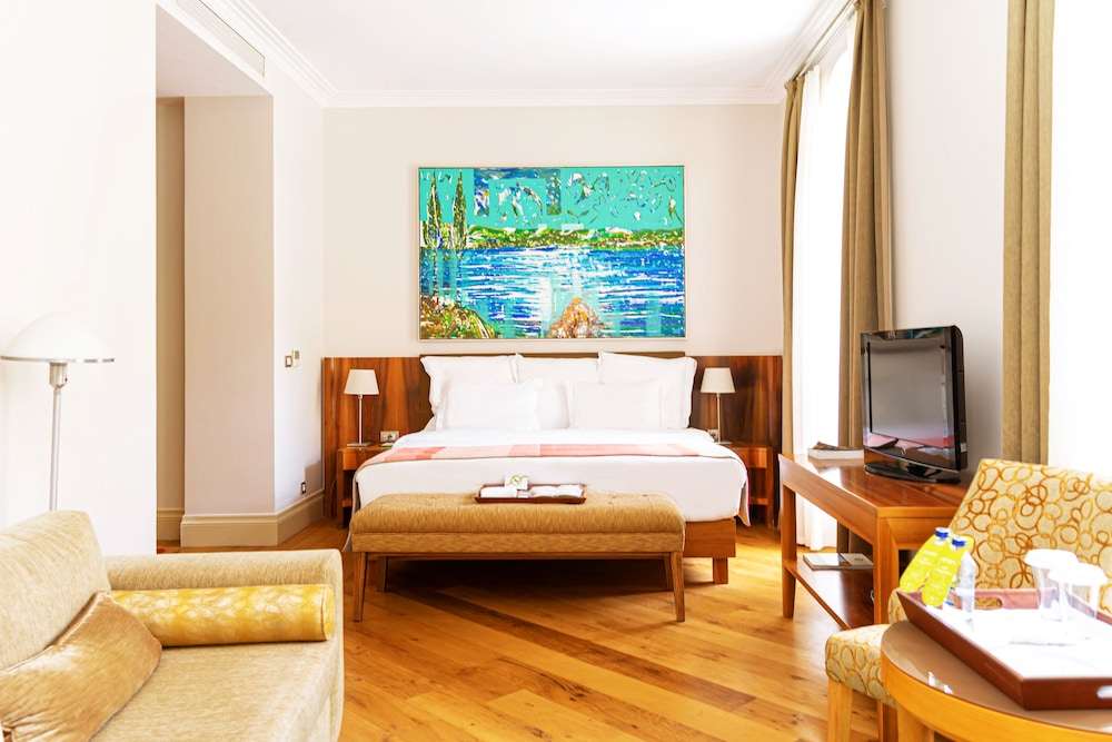 Tomtom Suites 10