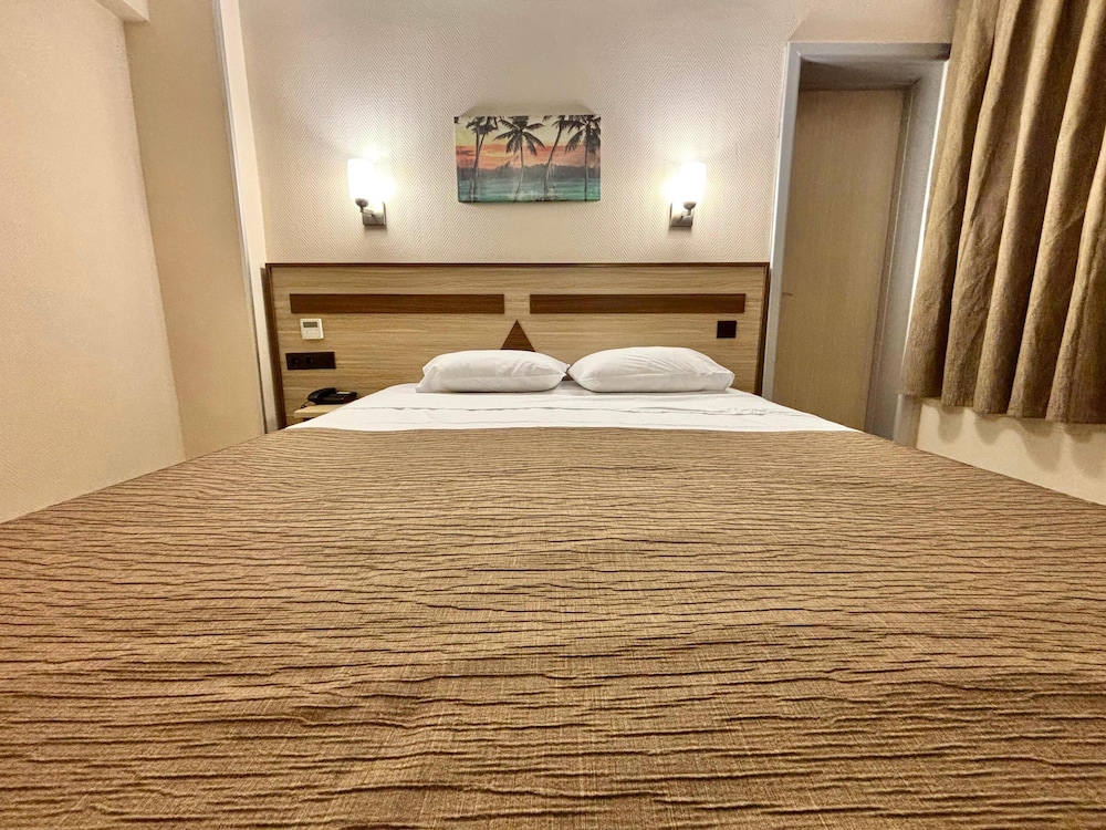 Gold Hotel 18