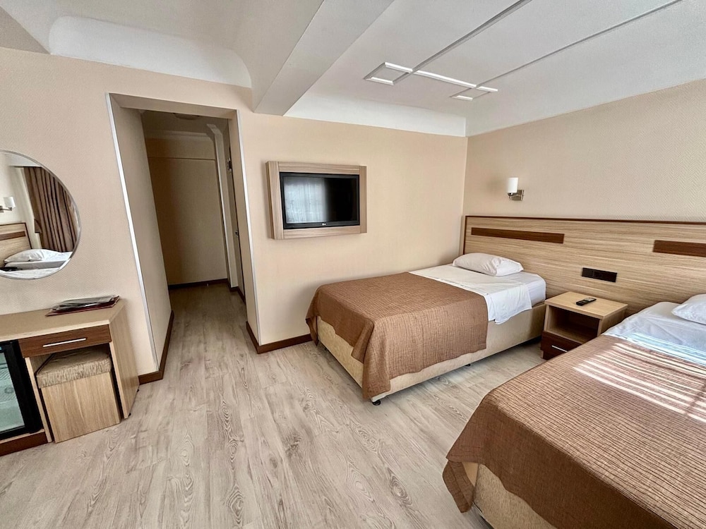 Gold Hotel 23