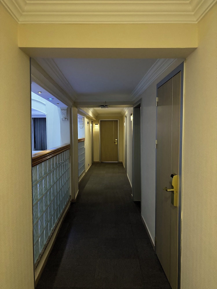 Gold Hotel 13