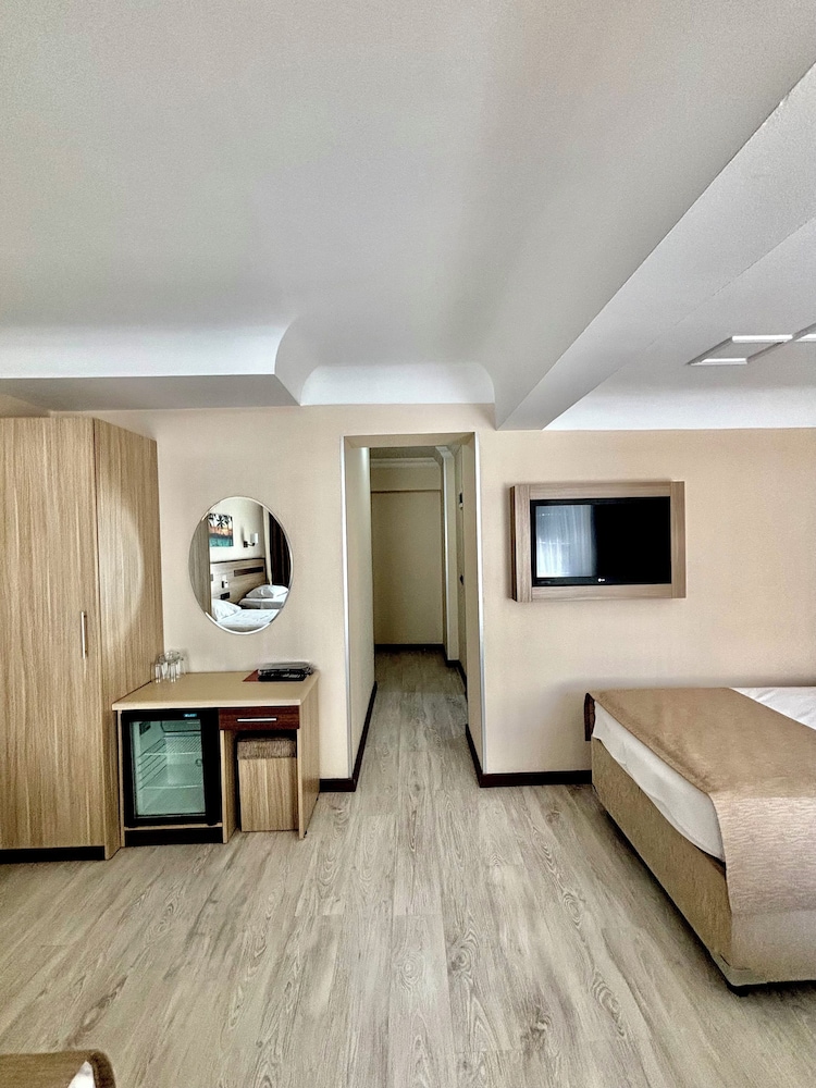 Gold Hotel 12