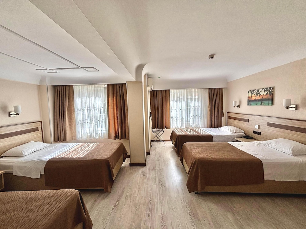 Gold Hotel 19