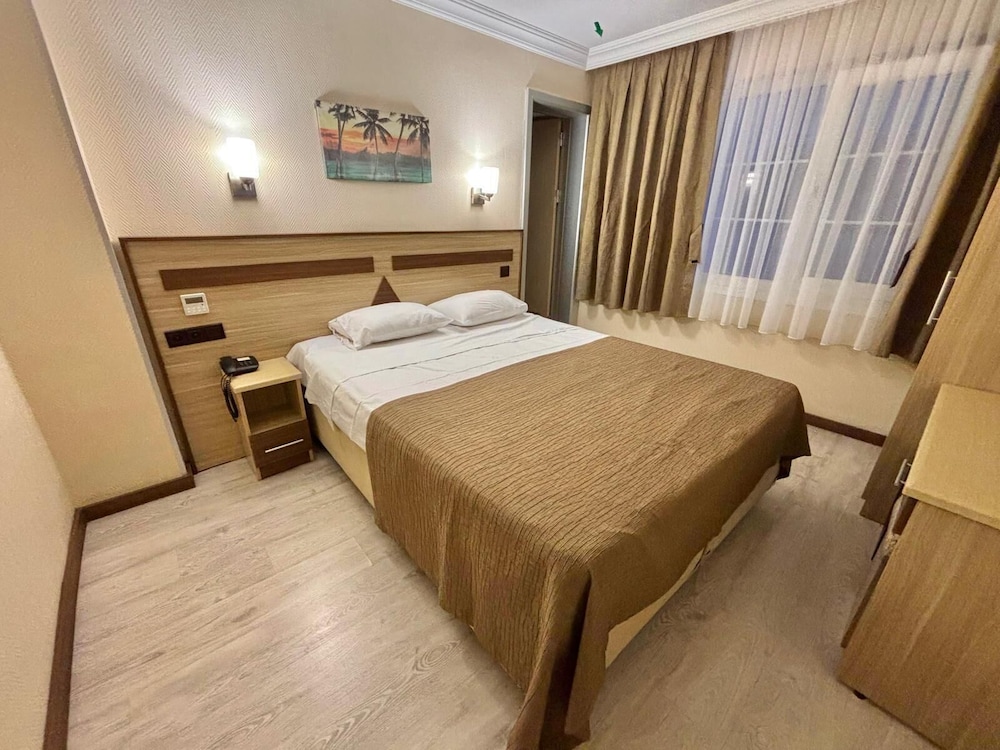 Gold Hotel 22