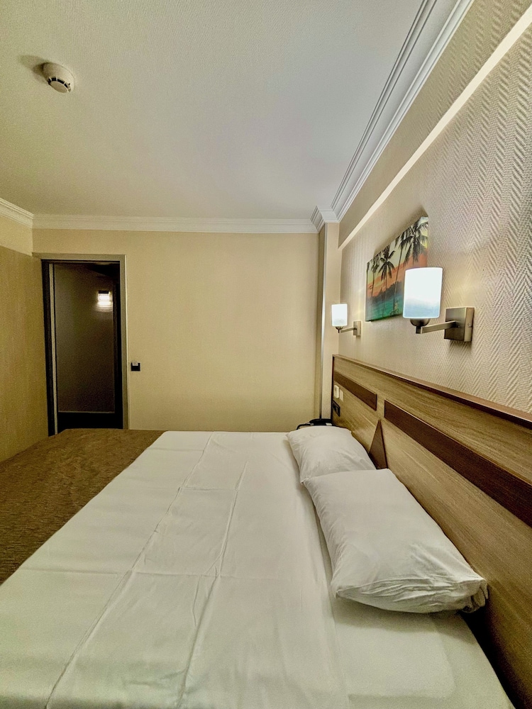 Gold Hotel 10