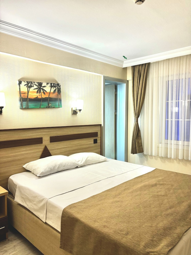 Gold Hotel 8