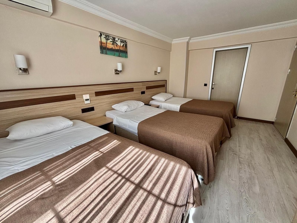 Gold Hotel 20