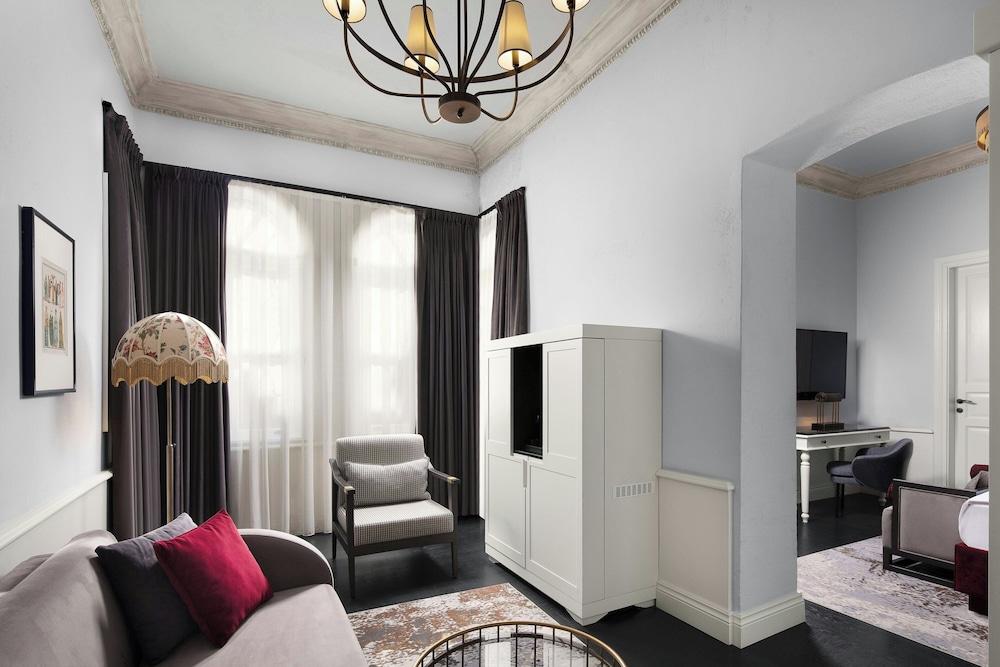 Adahan DeCamondo Pera, Autograph Collection 20