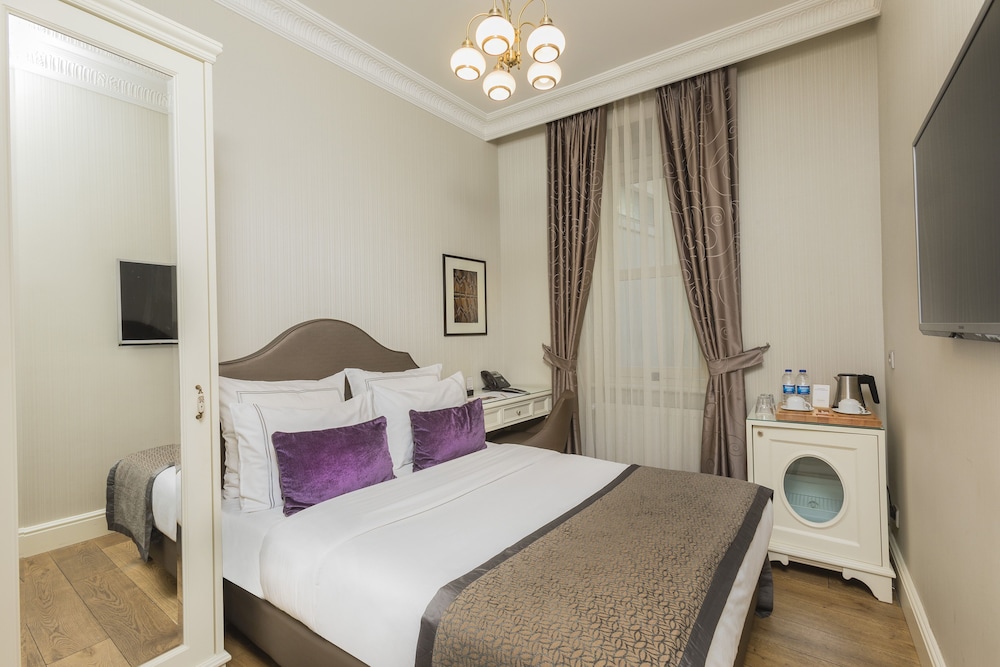 Meroddi Galata Mansion 12