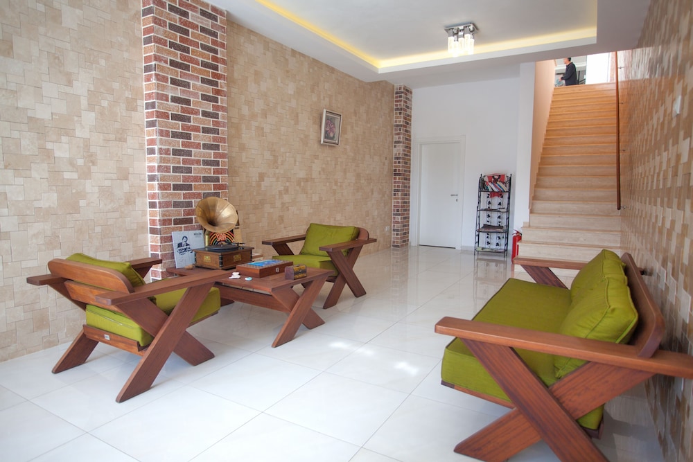Maki 2 Hotel 2