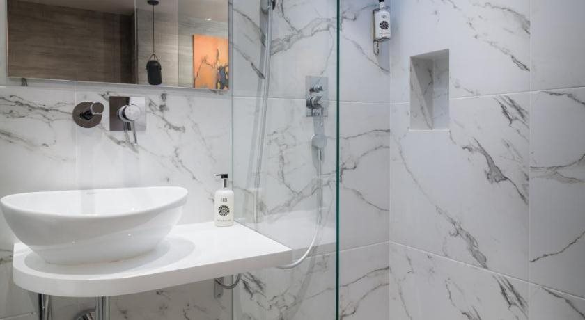 Level Luxury Suites 10