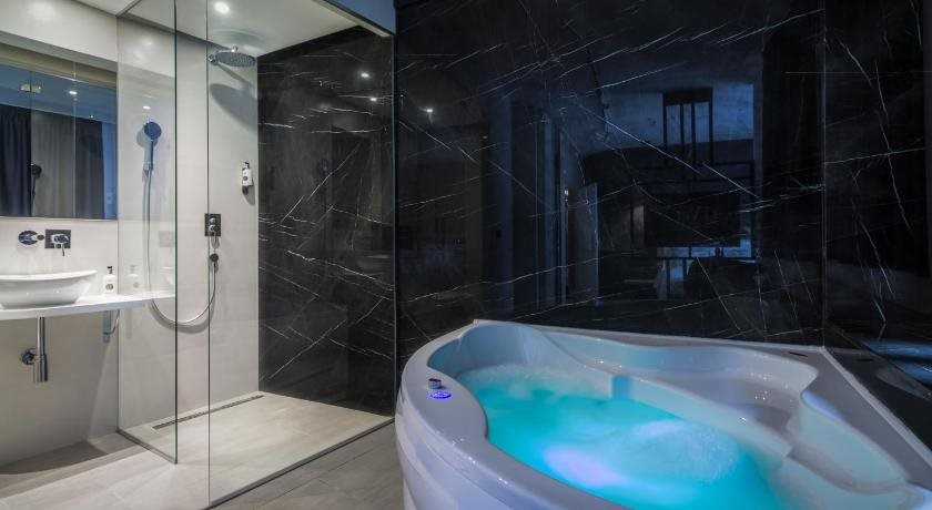 Level Luxury Suites 13
