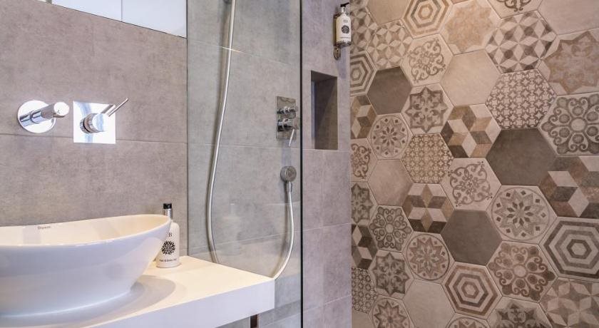 Level Luxury Suites 15