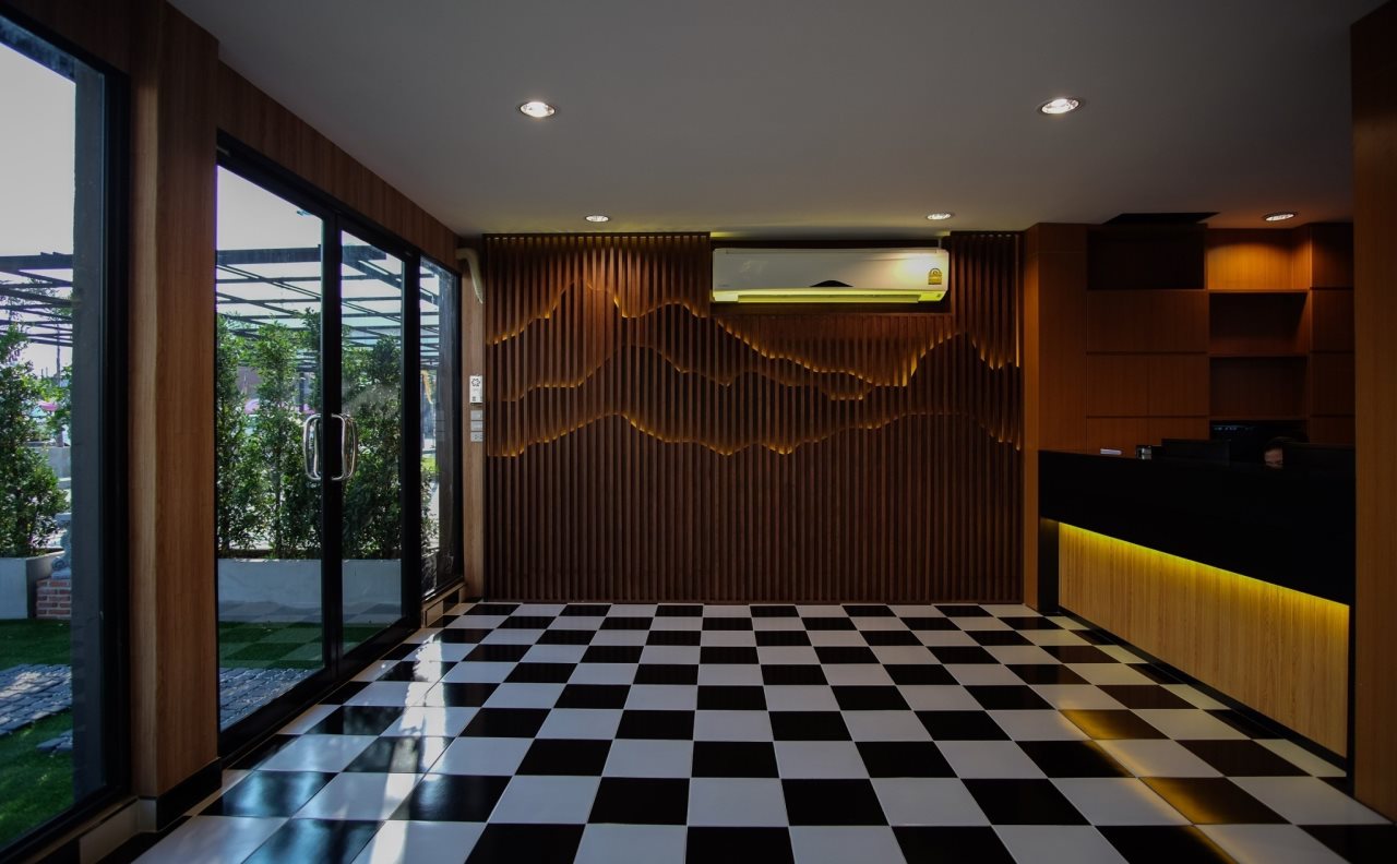 The O-Zone Airport Inn 8