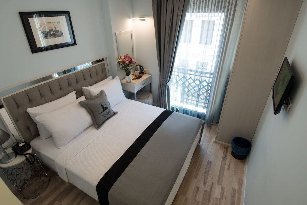 Primero Hotel 8