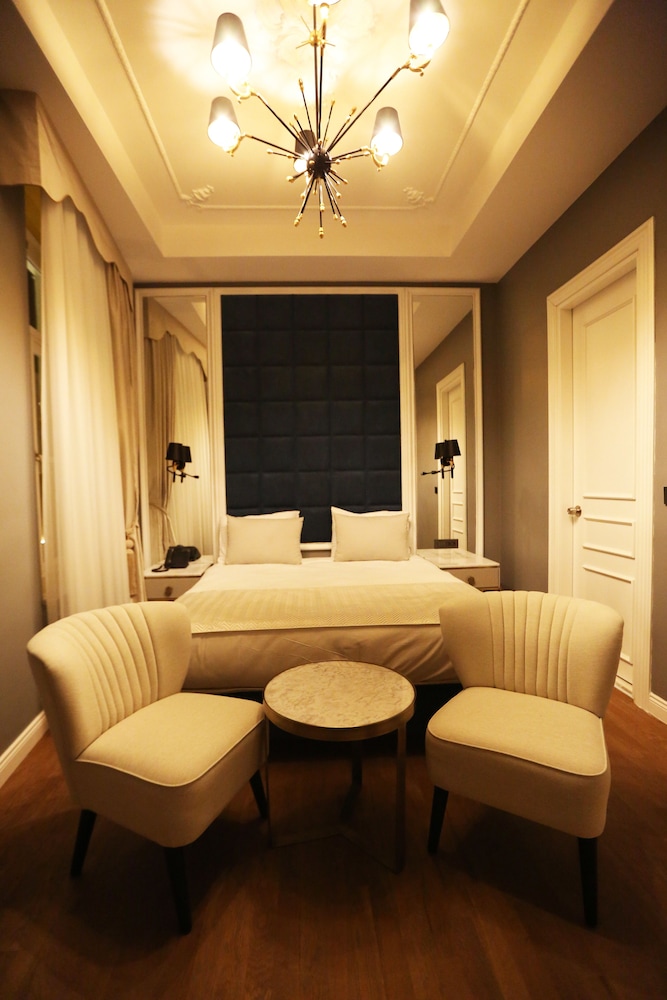 Royal Tophane 8