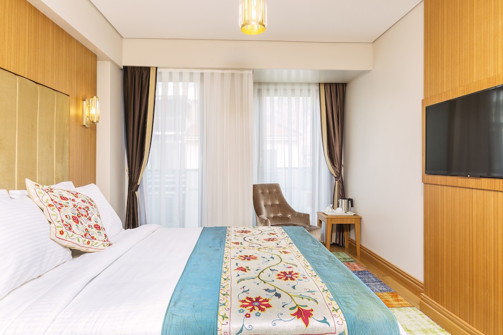 Obelisk Hotel & Suites 16