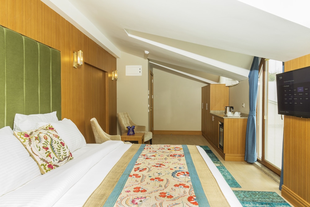 Obelisk Hotel & Suites 10