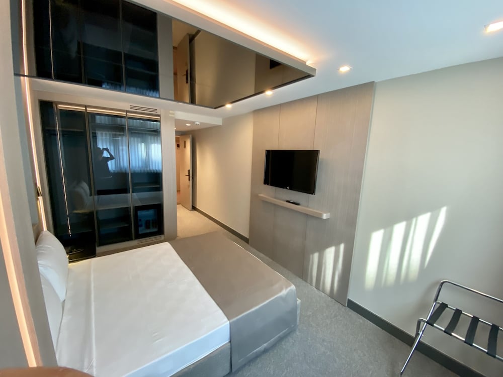 Triada Hotel Karakoy 11