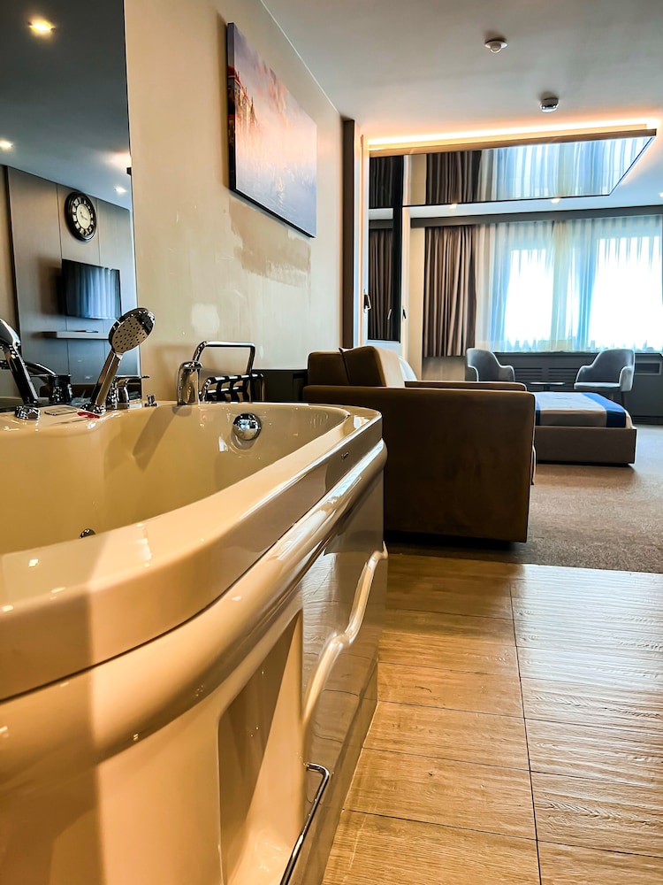 Triada Hotel Karakoy 18