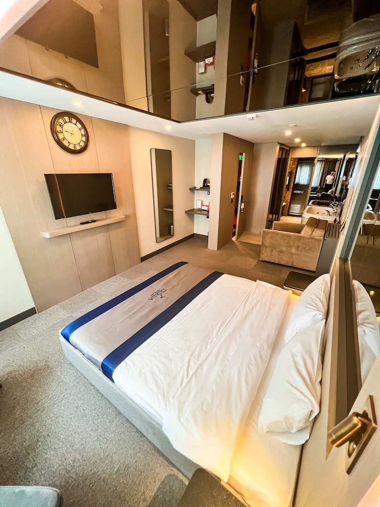 Triada Hotel Karakoy 14