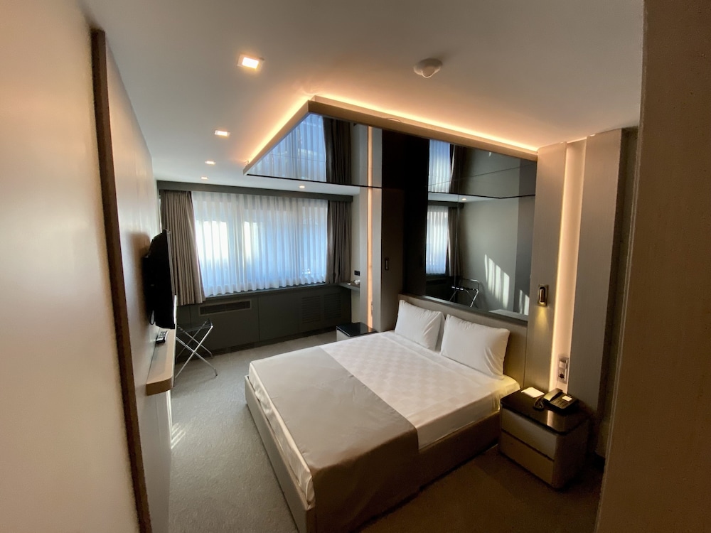 Triada Hotel Karakoy 9