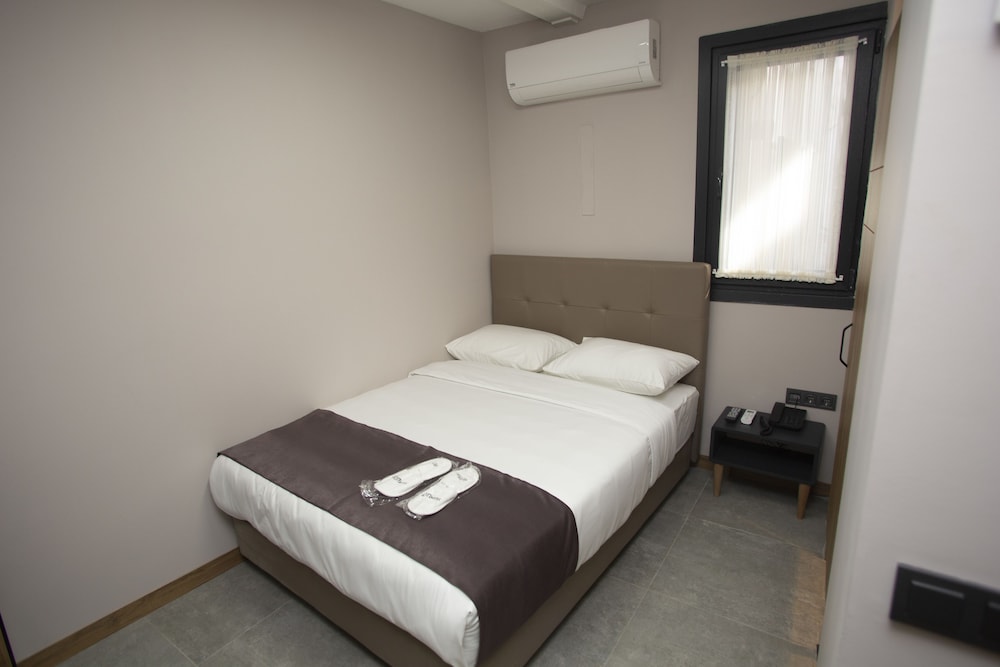 Jurnal Hotel 8