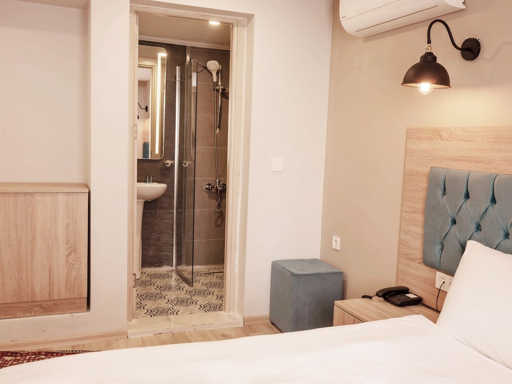 The Laila Hotel 22