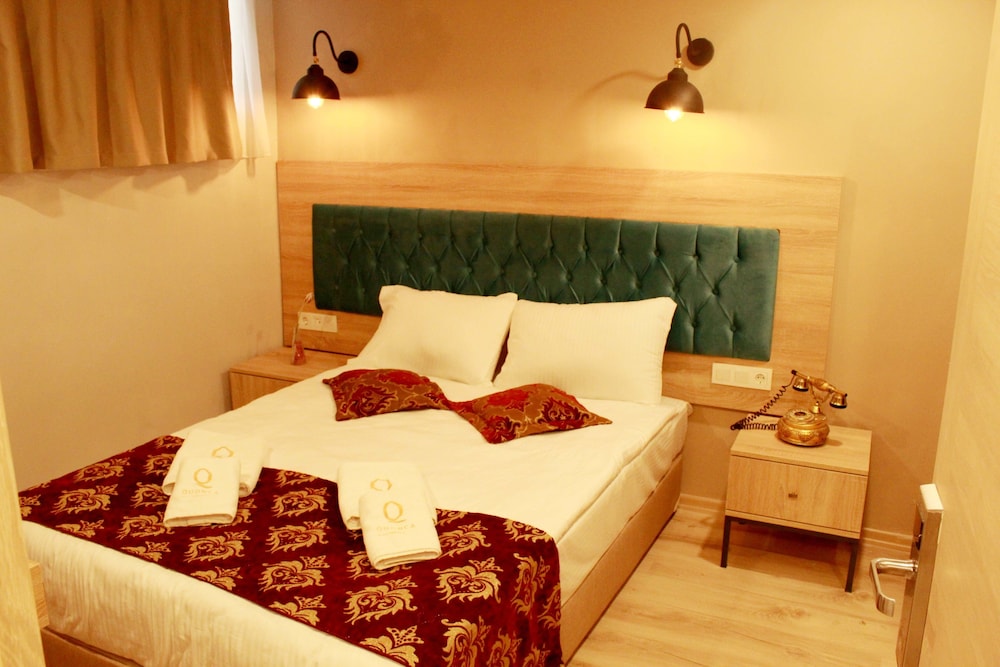 The Laila Hotel 8
