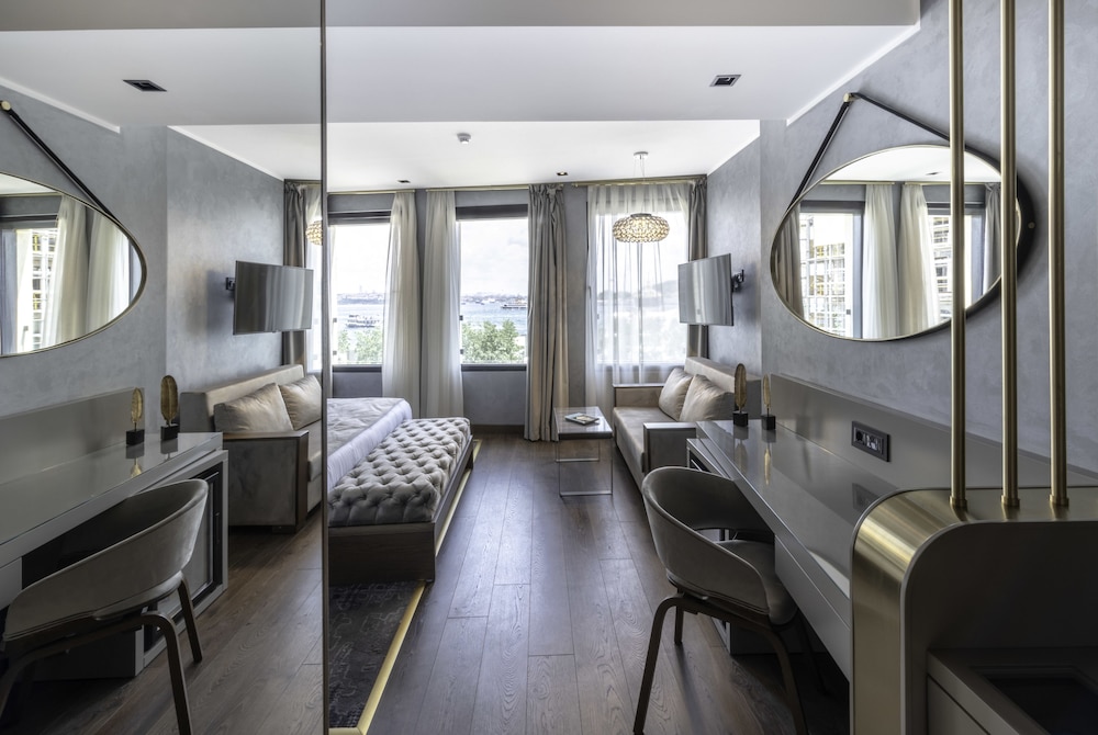 The Wings Hotel 22