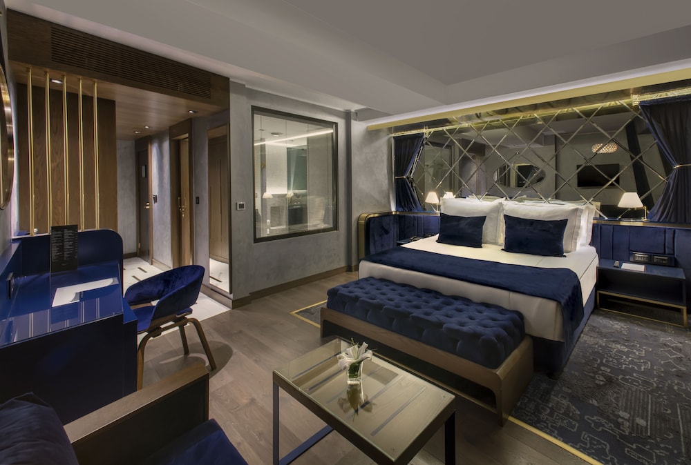 The Wings Hotel 8