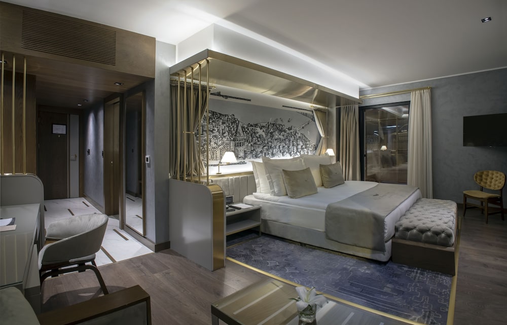 The Wings Hotel 14