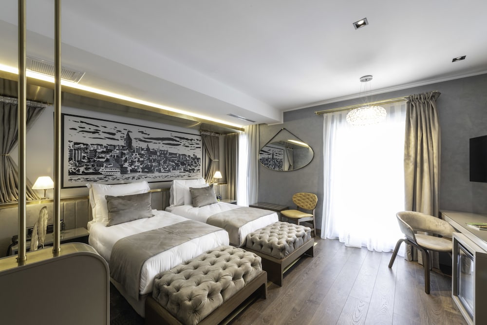 The Wings Hotel 23