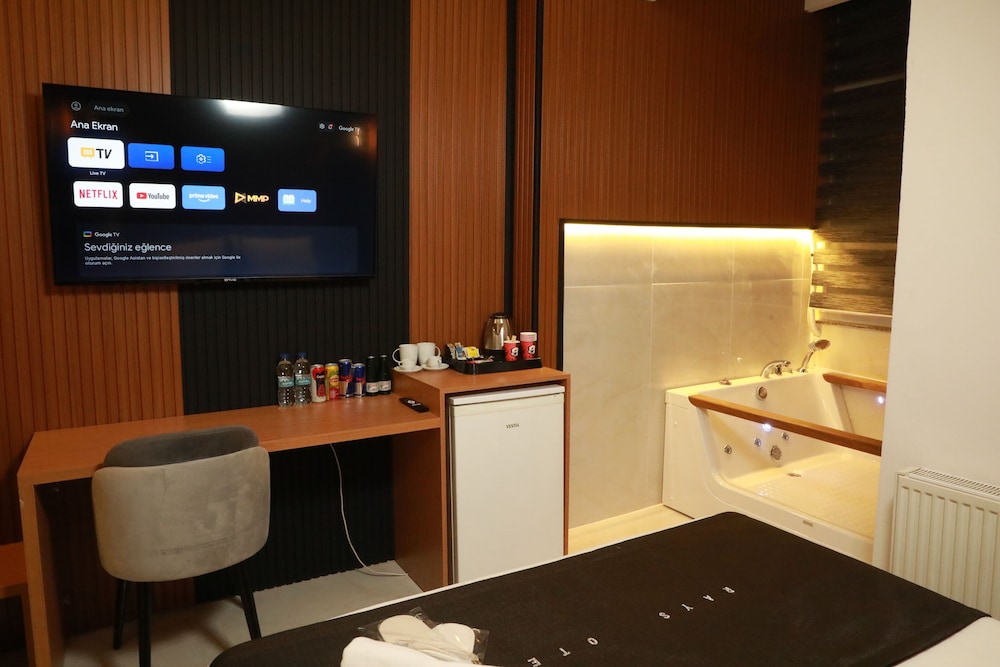 Rays Hotel 13