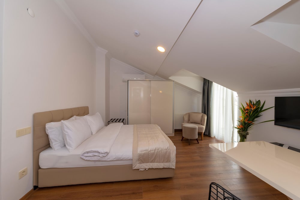 Joy Suites 22