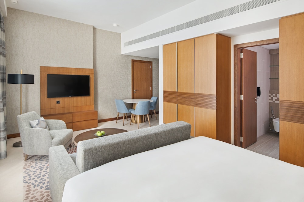 Staybridge Suites Al-Maktoum Airport 7