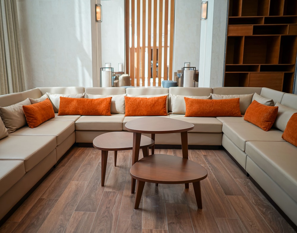 Staybridge Suites Al-Maktoum Airport 2