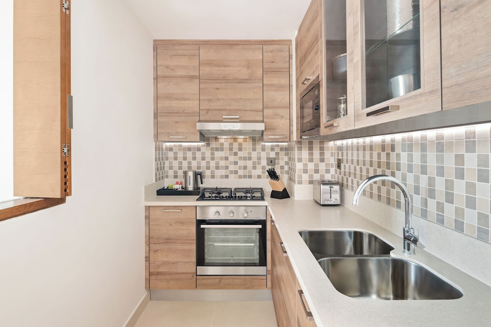 Staybridge Suites Al-Maktoum Airport 13