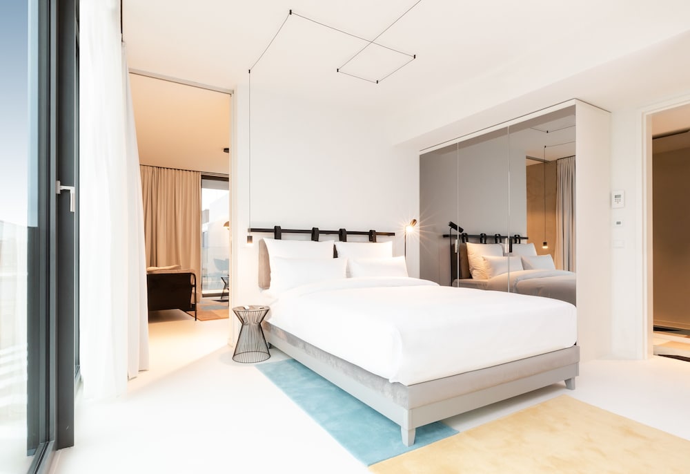 KPM Hotel & Residences 18