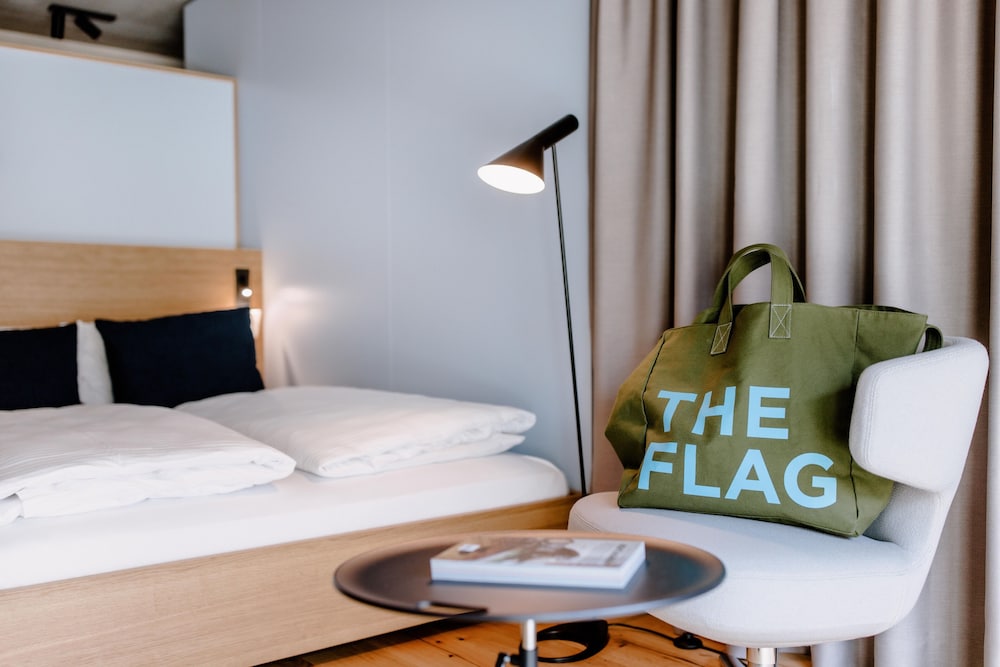 The Flag West M 4