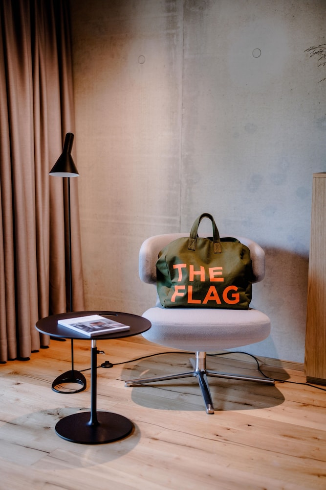 The Flag West M 17