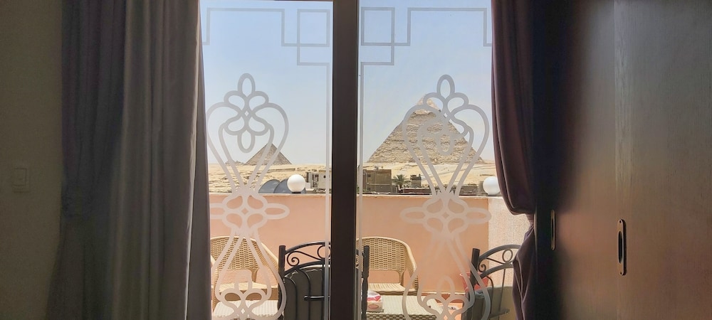 Golden Pyramids View Inn 14