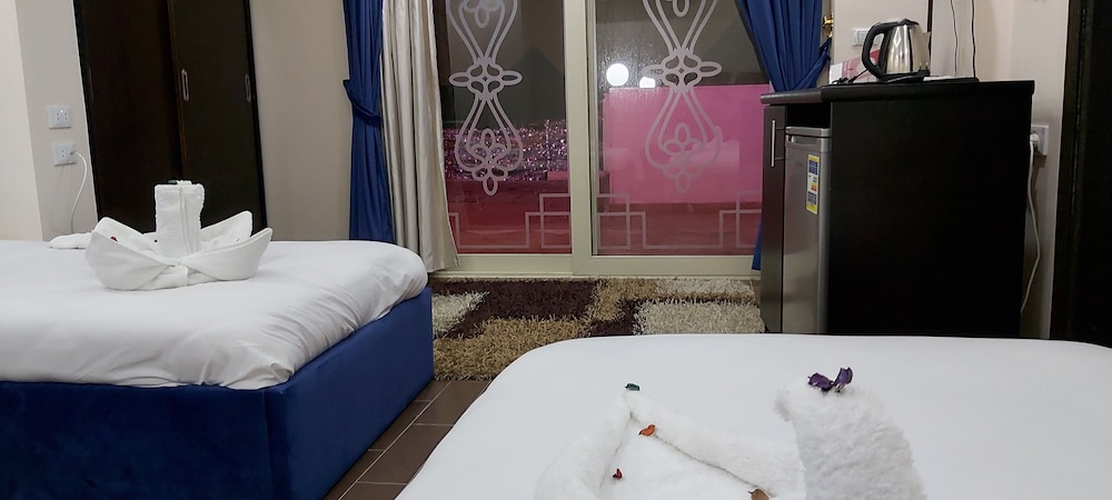 Golden Pyramids View Inn 12