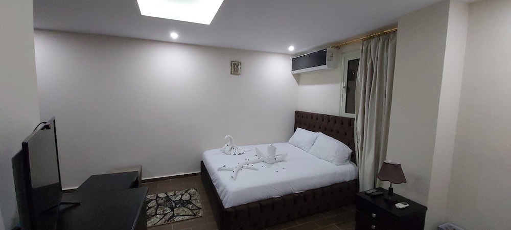 Golden Pyramids View Inn 11
