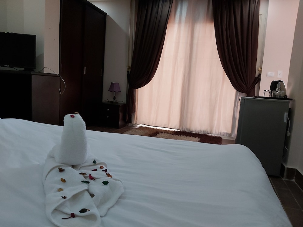 Golden Pyramids View Inn 7