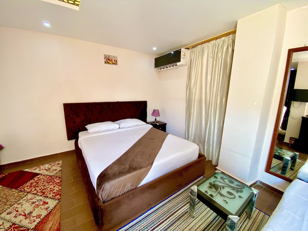 Golden Pyramids View Inn 23