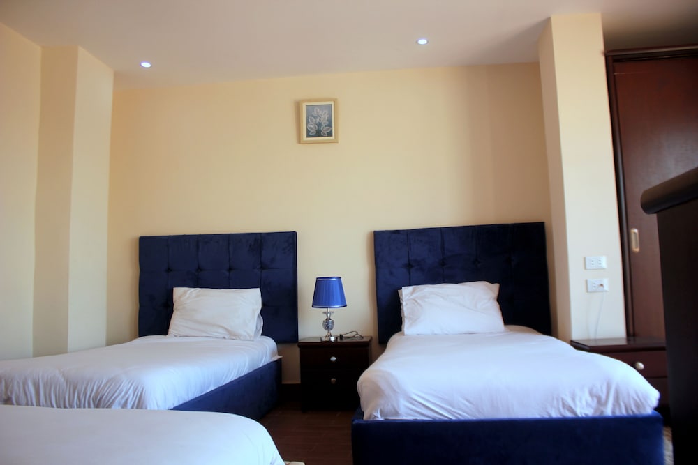 Golden Pyramids View Inn 18