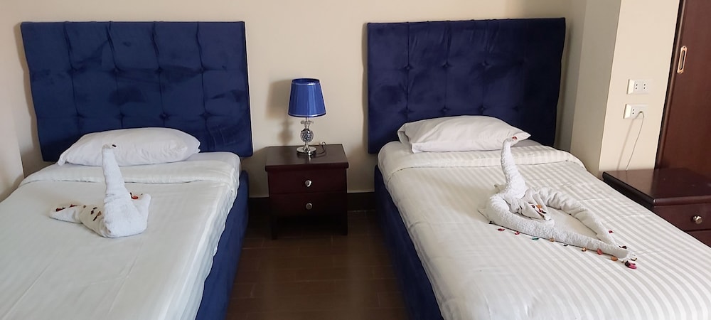 Golden Pyramids View Inn 16