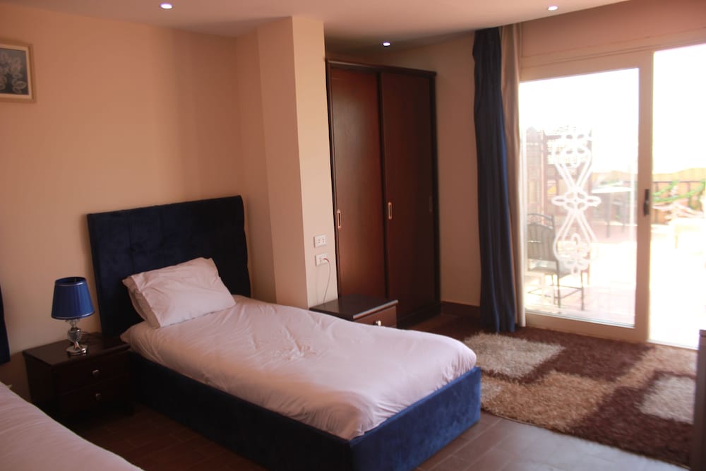 Golden Pyramids View Inn 19