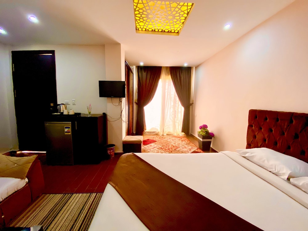 Golden Pyramids View Inn 22