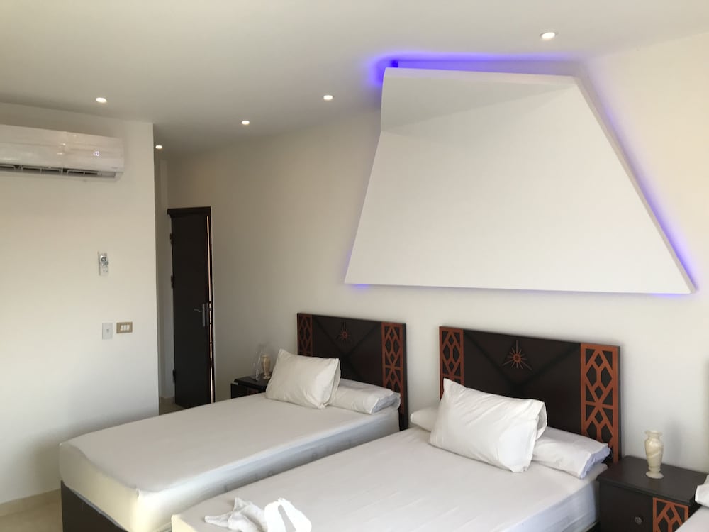 Sahara Pyramids Inn 9